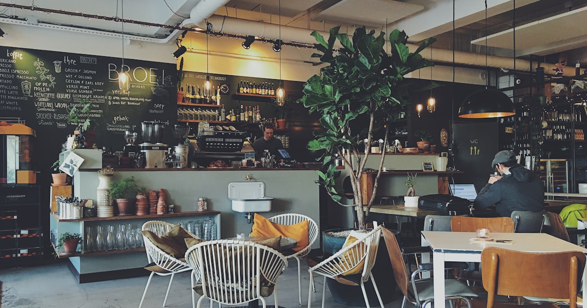 Influenceurs food : pourquoi ils sont devenus incontournables pour les restaurants et les bars en 2026